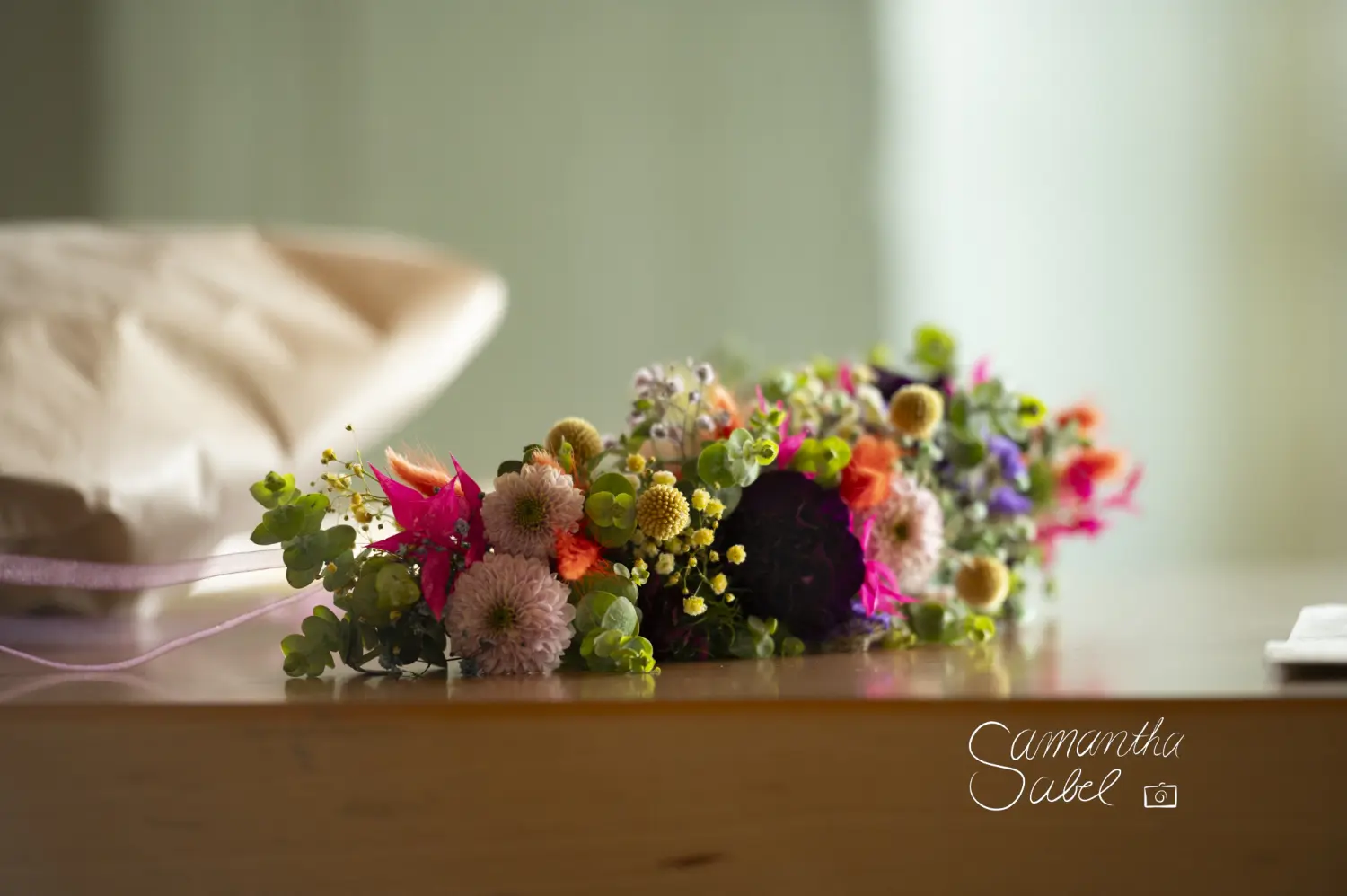 Traumazentrierte Fachberatung Jennifer Konrath – bunte Blumen auf dem Tisch